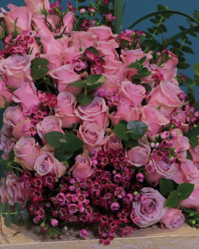 ورد مع كيك P1 – تنسيق راقٍ بمذاق لا يُنسى