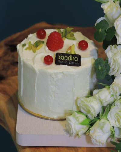 ورد مع كيك P2 – تنسيق راقٍ بمذاق لا يُنسى