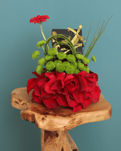 نَبض الأناقة – ورد جوري وجربيرا مع تشوكلت أنوش