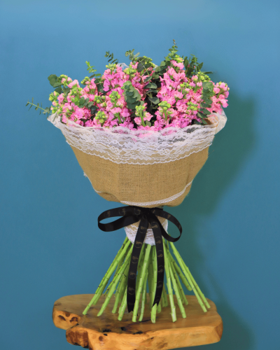 بوكيه ريفان – لمسة وردية طبيعية بتغليف كتان أنيق