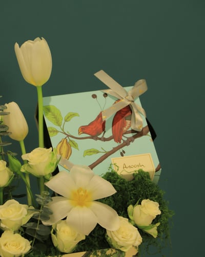 ورد مع شوكولاتة T5 – بتنسيق فاخر