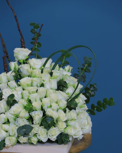 ورد مع كيك P2 – تنسيق راقٍ بمذاق لا يُنسى