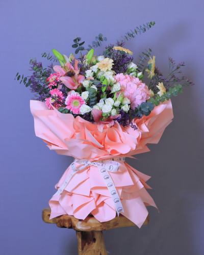 بوكيه ملاك – تنسيق فاخر من الزهور الموسمية الطبيعي...