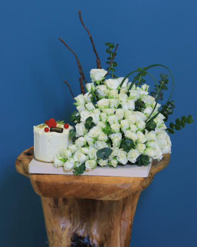 ورد مع كيك P2 – تنسيق راقٍ بمذاق لا يُنسى