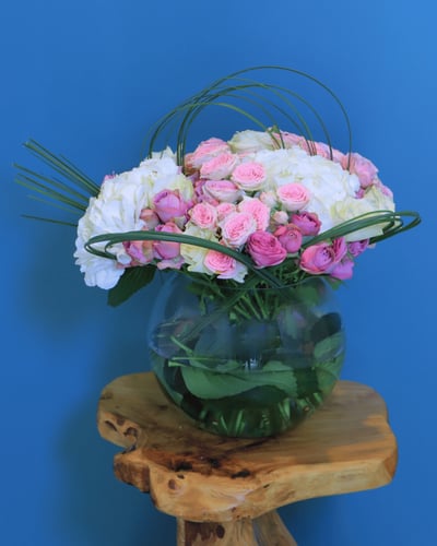 فازة لطافه– أناقة الورود الوردية والبيضاء