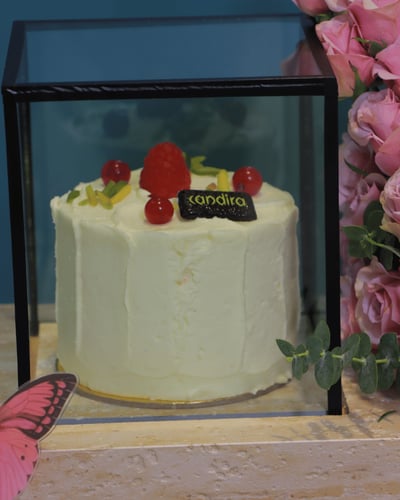 ورد مع كيك P1 – تنسيق راقٍ بمذاق لا يُنسى