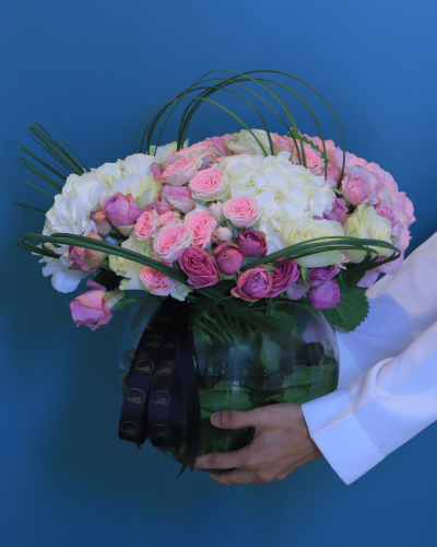 فازة لطافه– أناقة الورود الوردية والبيضاء