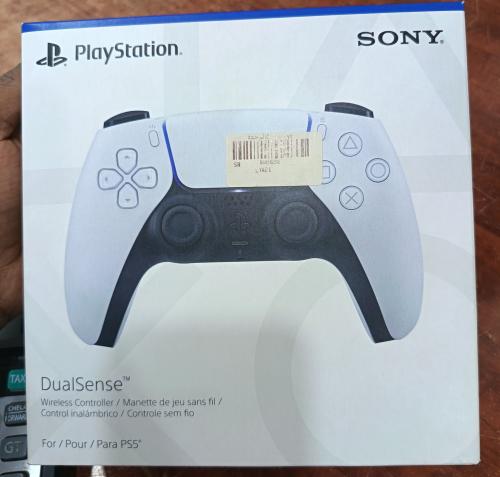 PS5 hand