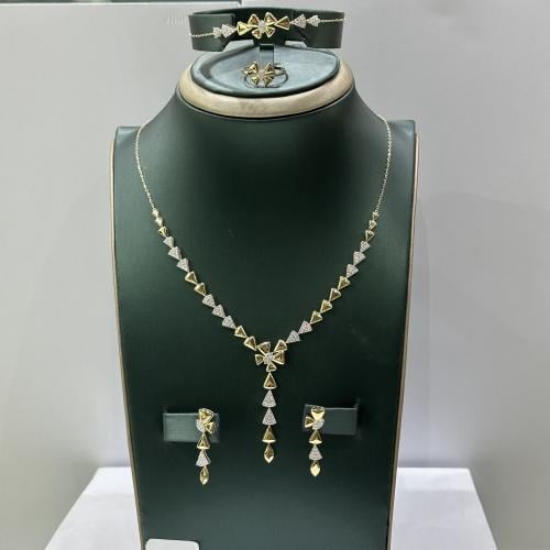 طقم ذهب عيار ١٨ الوزن ٨،٧ جرام