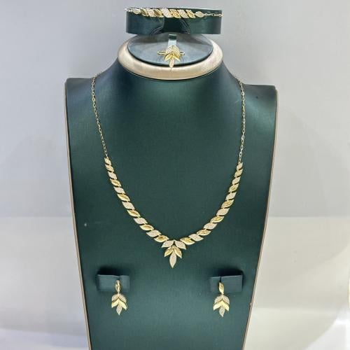 طقم ذهب عيار ١٨ الوزن ١٠،٦ جرام