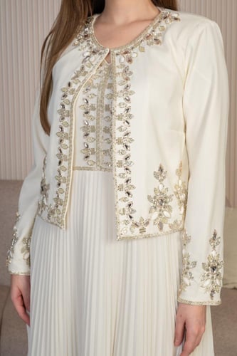 فستان بتنورة بليسيه انسيابية وجاكيت قصير مطرز بـ ب...