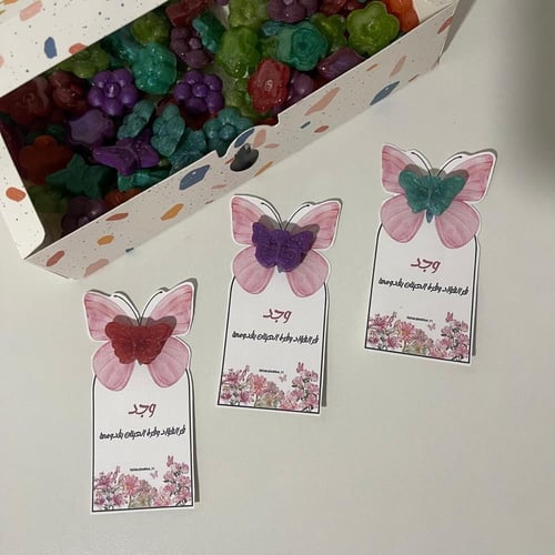 توزيعات مواليد كرت ثيم + مستكه مع كتابة الاسم 30 ح...