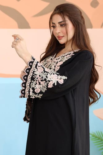 جلابية كريب بتطريز شك و كمبيوتر في الاكمام والصدر