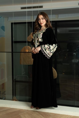 جلابية مخمل بتطريز شك و كمبيوتر في الاكمام والصدر