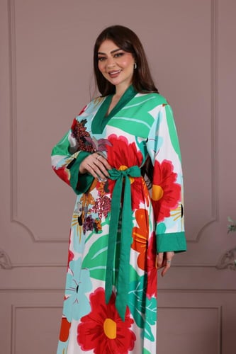 جلابية موردة بتطريز في الصدر وحزام