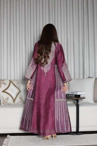 جلابية لينن خيش بتطريز عسيري وألوان صيفية زاهية