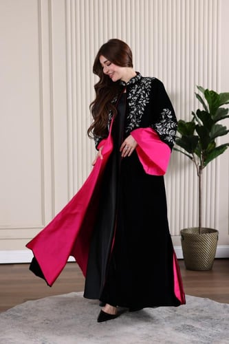 جلابية مخمل قطعتين بتطريز شك يدوي في الصدر و الاكم...