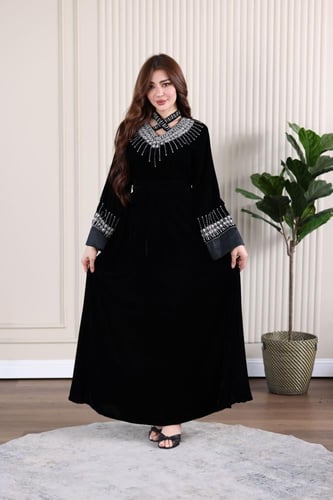 جلابية مخمل بطريز شك يدوي وكرستالات أنيقة