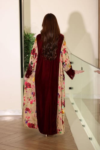 جلابية مخمل بتطريز شك وكرستالات في الصدر وتداخل ال...