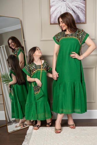 جلابية لينن ( بناتية ) بتطريز رائع في الصدر وحقيبة