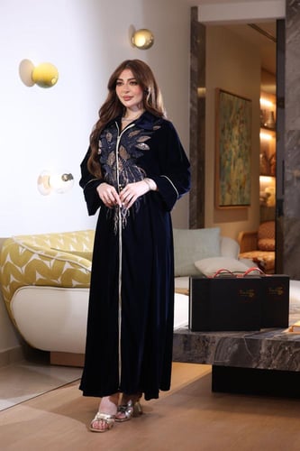 جلابية مخمل بكلفة مطرزة في الصدر ورقبة قلاب