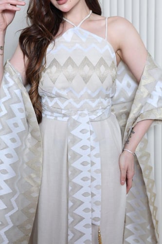 طقم افرول جميل مع شال طويل ابيض وذهبي متصل بتل في...