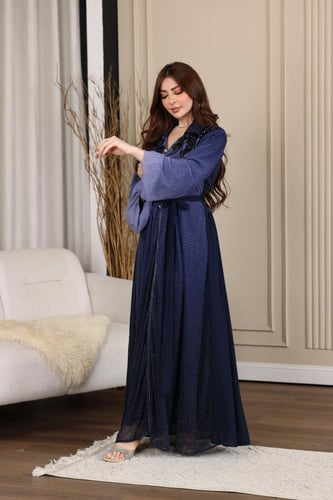 جلابية شيفون ممزوجة بفصوص وكلفة مطرزة في الصدر