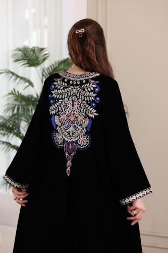 جلابية مخمل بتطريز كمبيوتر في الصدر والظهر وإضافة...