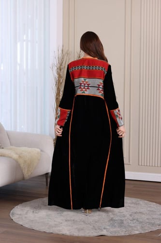 جلابية مخمل ممزوجة بقماش السدو التراثي