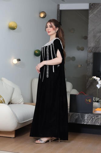 جلابية مخمل فراشة بتطريز كرستالات في الرقبة