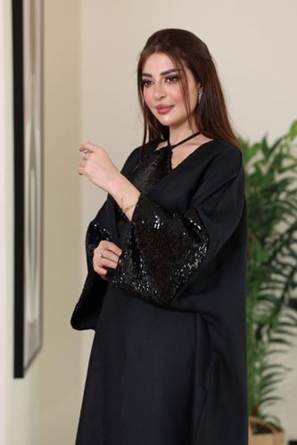 جلابية لينن ممزوجة بالترتر اللماع في الصدر والاكما...