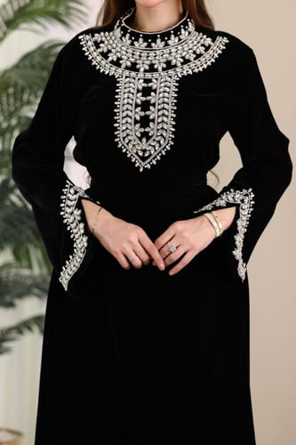 جلابية مخمل بتطريز شك كرستال في الصدر و الاكمام