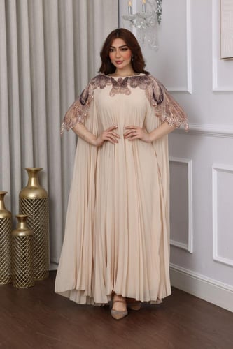 جلابية جورجيت كسرات بكلفة تطريز طاوؤس في الكتف