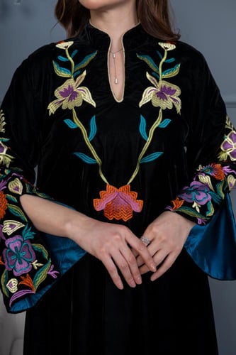 جلابية مخمل موردة وبأكمام مفتوحة وأنيقة