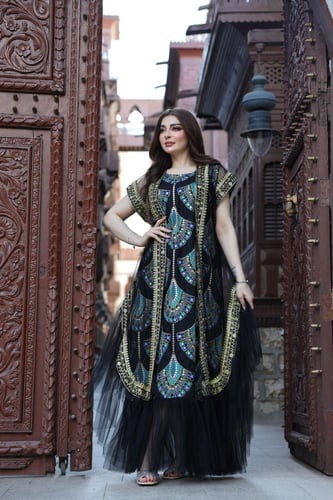 جلابية لينن مطرزه بهوية الجزيرة العربية ومشلح تل م...