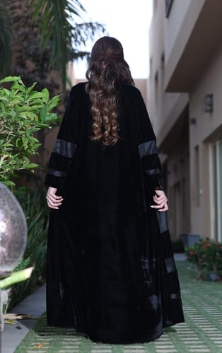 جلابية مخمل وتفتة بإضافة تطريز شك وكرستال