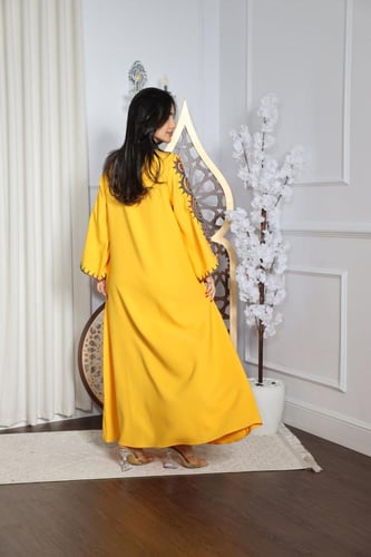 جلابية بخامة باربي بتطريز راقي في الرقبة والكم وإض...