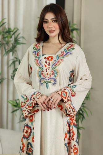 جلابية لينن بتطريز شك يدوي في الصدر والاكمام