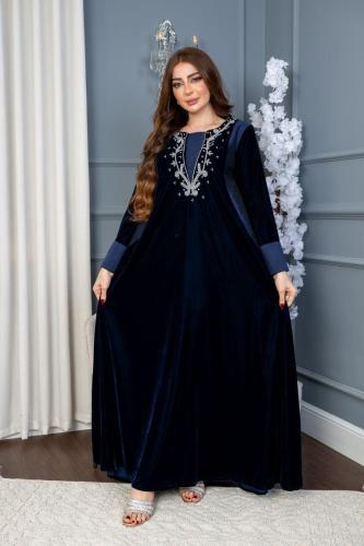 جلابية مخمل بتطريز في الصدر