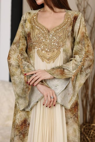 جلابية شيفون بإضافة كرستالات في الصدر والكم