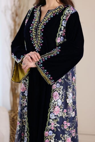 جلابية مخمل بتطريز شك يدوي والتل المطرز