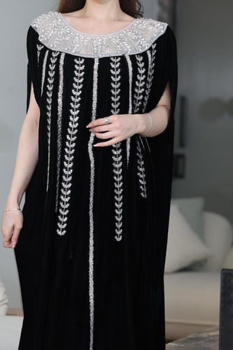 جلابية مخمل فراشة بتطريز كرستالات في الرقبة