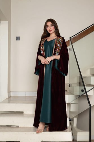 جلابية مخمل قطعتين بتطريز شك في الصدر وبطانة ساتان
