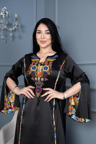 جلابية بخامة الساتان الناعم بإضافة الوان زاهية في...