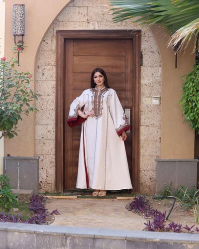 جلابية بخام باربي وتطريز أنيق في الصدر و الاكمام