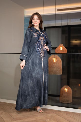 جلابية بكلفة مطرزة في الصدر ورقبة قلاب