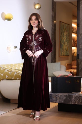 جلابية مخمل بكلفة مطرزة في الصدر ورقبة قلاب