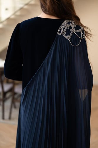 جلابية مخمل بتدخيلة الجورجيت كلوش وتطريز في الكتف