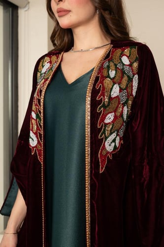 جلابية مخمل قطعتين بتطريز شك في الصدر وبطانة ساتان