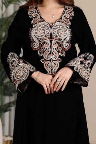 جلابية مخمل بتطريز شرقي مميز